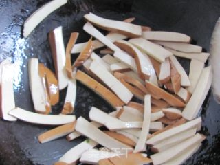 家常小菜---青蒜豆干的做法步骤：5