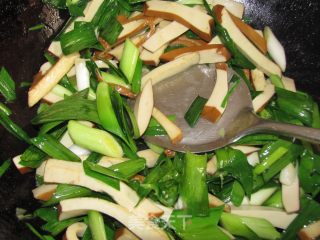 家常小菜---青蒜豆干的做法步骤：7