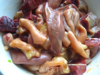 泡菜炒鸡杂的做法步骤：1