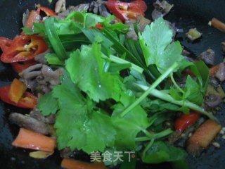 泡菜炒鸡杂的做法步骤：7