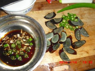 青椒拌皮蛋的做法步骤：2