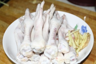解馋小零食：红烧凤爪的做法步骤：1