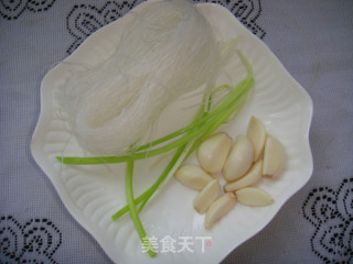蒜蓉粉丝蒸扇贝的做法步骤：1