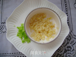 蒜蓉粉丝蒸扇贝的做法步骤：2