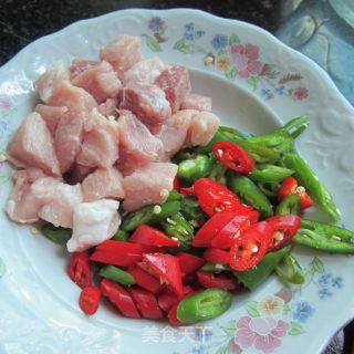 双椒炒肉丁的做法步骤：1