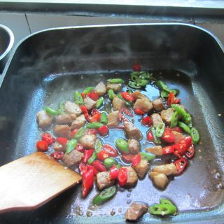 双椒炒肉丁的做法步骤：3