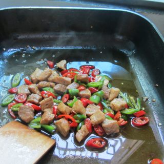 双椒炒肉丁的做法步骤：5