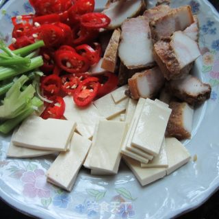 豆腐片炒腊肉的做法步骤：3