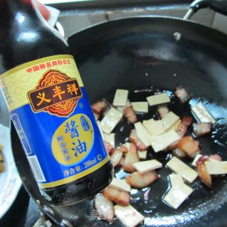 豆腐片炒腊肉的做法步骤：5