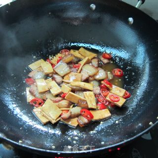 豆腐片炒腊肉的做法步骤：7