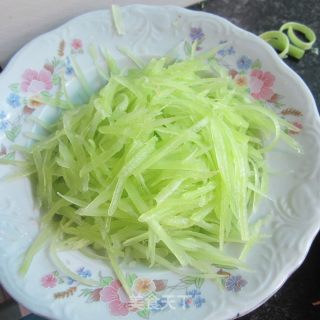 素炒莴笋萝卜丝的做法步骤：1