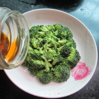 微波西兰花的做法步骤：2