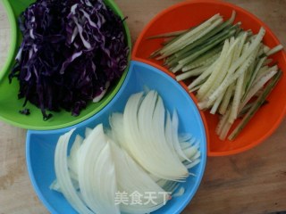 紫甘蓝蔬菜卷的做法步骤：3