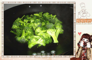 西兰花炒腊肠的做法步骤：1
