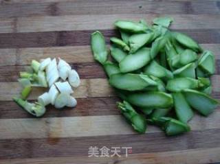 百搭的蛋炒菜之——芥兰炒鸡蛋的做法步骤：2