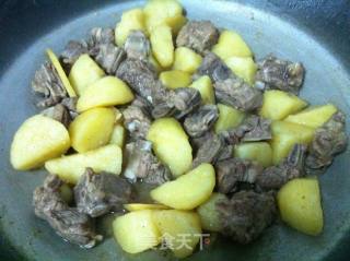 土豆焖排骨的做法步骤：7