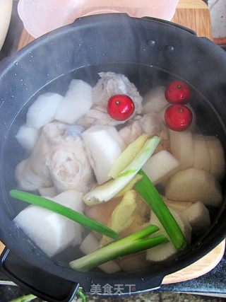 山楂萝卜大骨汤的做法步骤：6