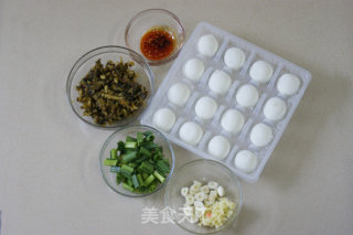 独具风味的云南特色菜——腌菜炒汤圆的做法步骤：1