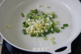 独具风味的云南特色菜——腌菜炒汤圆的做法步骤：4