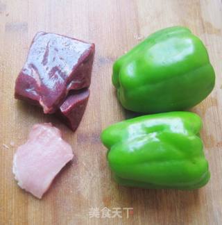 猪肝瘦肉炒灯笼椒的做法步骤：1