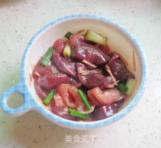 猪肝瘦肉炒灯笼椒的做法步骤：2