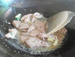 猪肝瘦肉炒灯笼椒的做法步骤：5