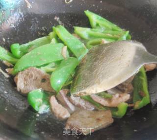 猪肝瘦肉炒灯笼椒的做法步骤：7