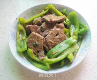 猪肝瘦肉炒灯笼椒的做法步骤：8