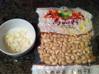 西芹百合炒腰果的做法步骤：2