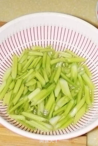 海米炝芹菜的做法步骤：5