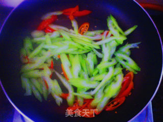 西芹炒腊肠的做法步骤：3