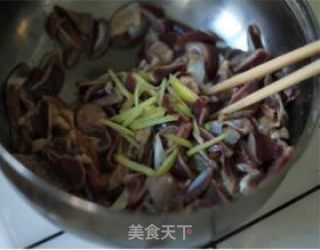 夏日里做个超下饭的——爆炒鸡胗的做法步骤：5