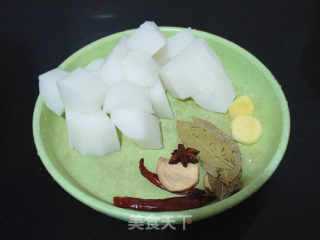 萝卜炖牛腩的做法步骤：2