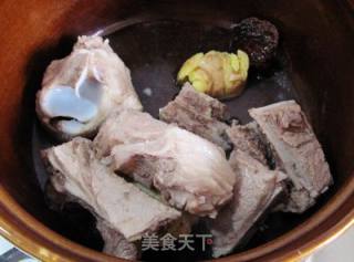 老火靓汤 --- 西洋菜褒扇骨的做法步骤：4
