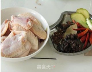 貌不惊奇 味道浓郁——豆豉香辣翅的做法步骤：1