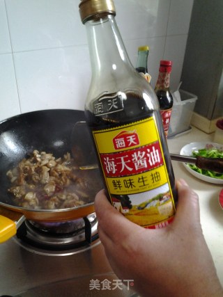 青椒洋葱炒牛蛙的做法步骤：4