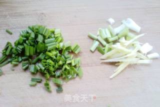 黑木耳炒蛋白的做法步骤：1