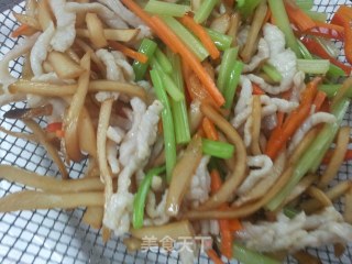 杏鲍菇炒肉丝的做法步骤：5