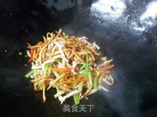 杏鲍菇炒肉丝的做法步骤：7
