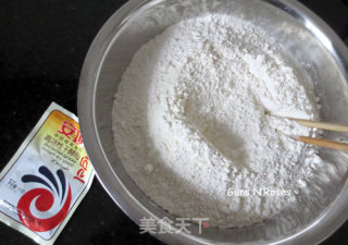 奶香枣花馍的做法步骤：1