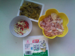酸菜豆花鸡的做法步骤：1