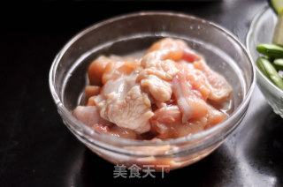 泰式绿咖喱鸡的做法步骤：1