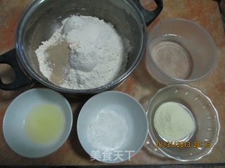 香肠肉松披萨的做法步骤：2