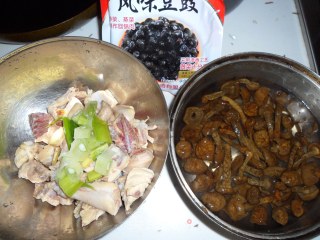 小鸡炖蘑菇的做法步骤：1