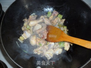 小鸡炖蘑菇的做法步骤：2