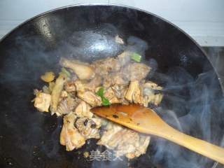 小鸡炖蘑菇的做法步骤：4