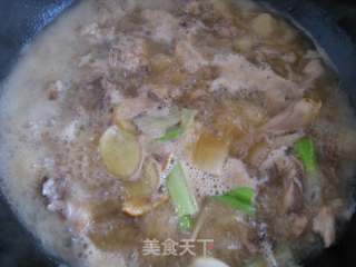 笨鸡炖榛蘑的做法步骤：6