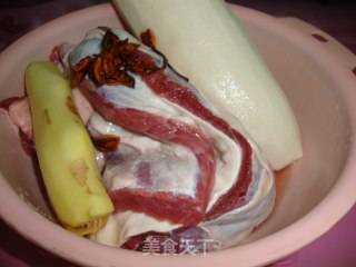 清甜萝卜焖牛腩的做法步骤：1