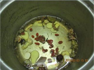 竹蔗马蹄红萝卜煲羊肉的做法步骤：1