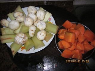 竹蔗马蹄红萝卜煲羊肉的做法步骤：3